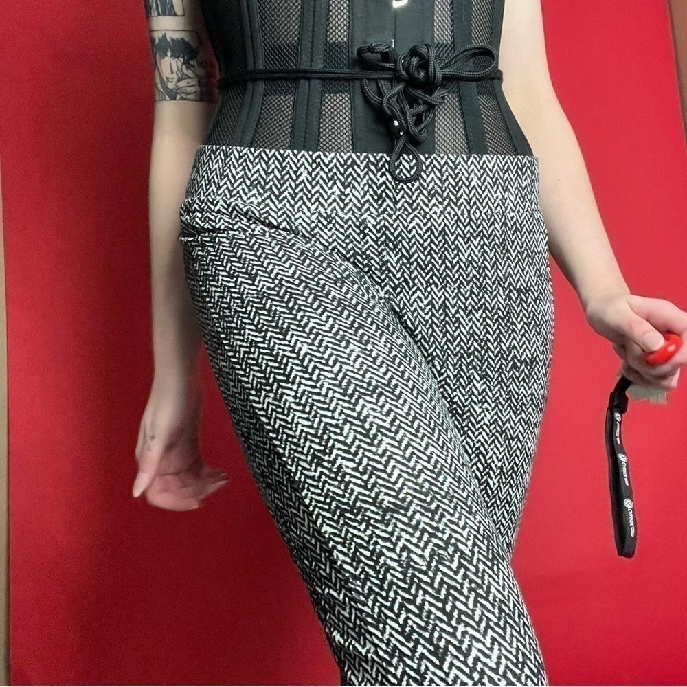 Black and white patterned leggings 🤍🖤​​​​​​​​​​​​​​​​​​​​​​​
